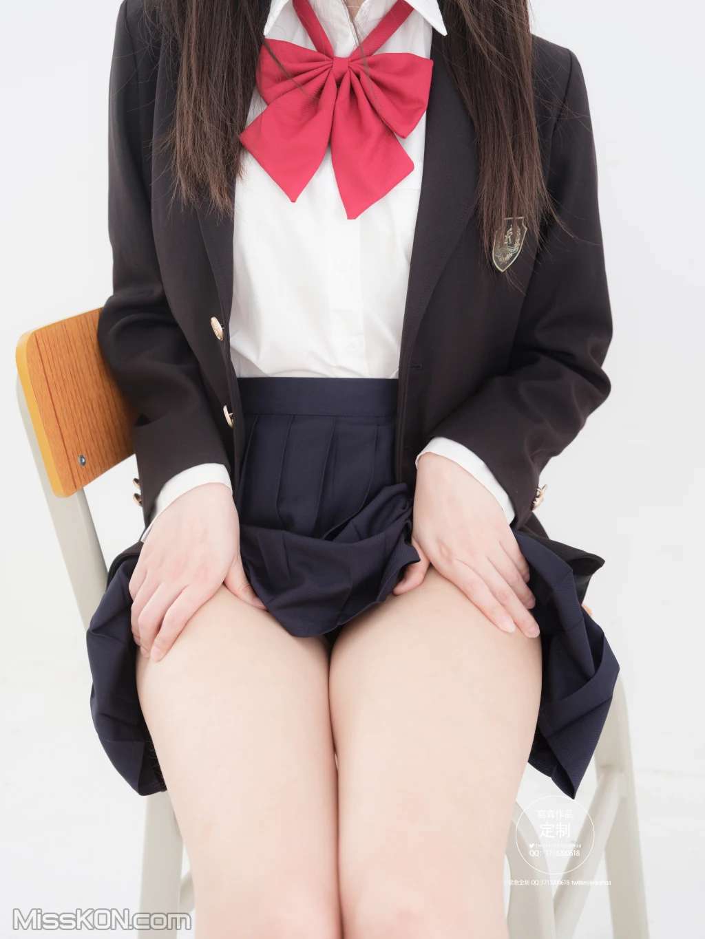 紧急企划 EX006： 见希w 西式JK 白丝 (75 photos )