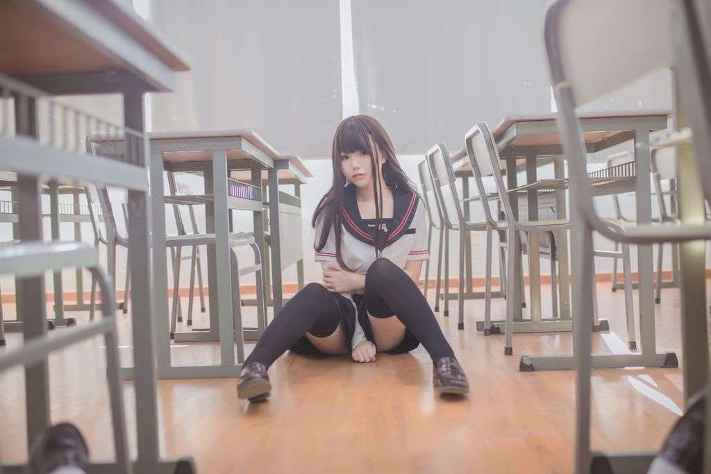 Coser @ Yoko 宅 夏： 黑丝 JK (39 photos)