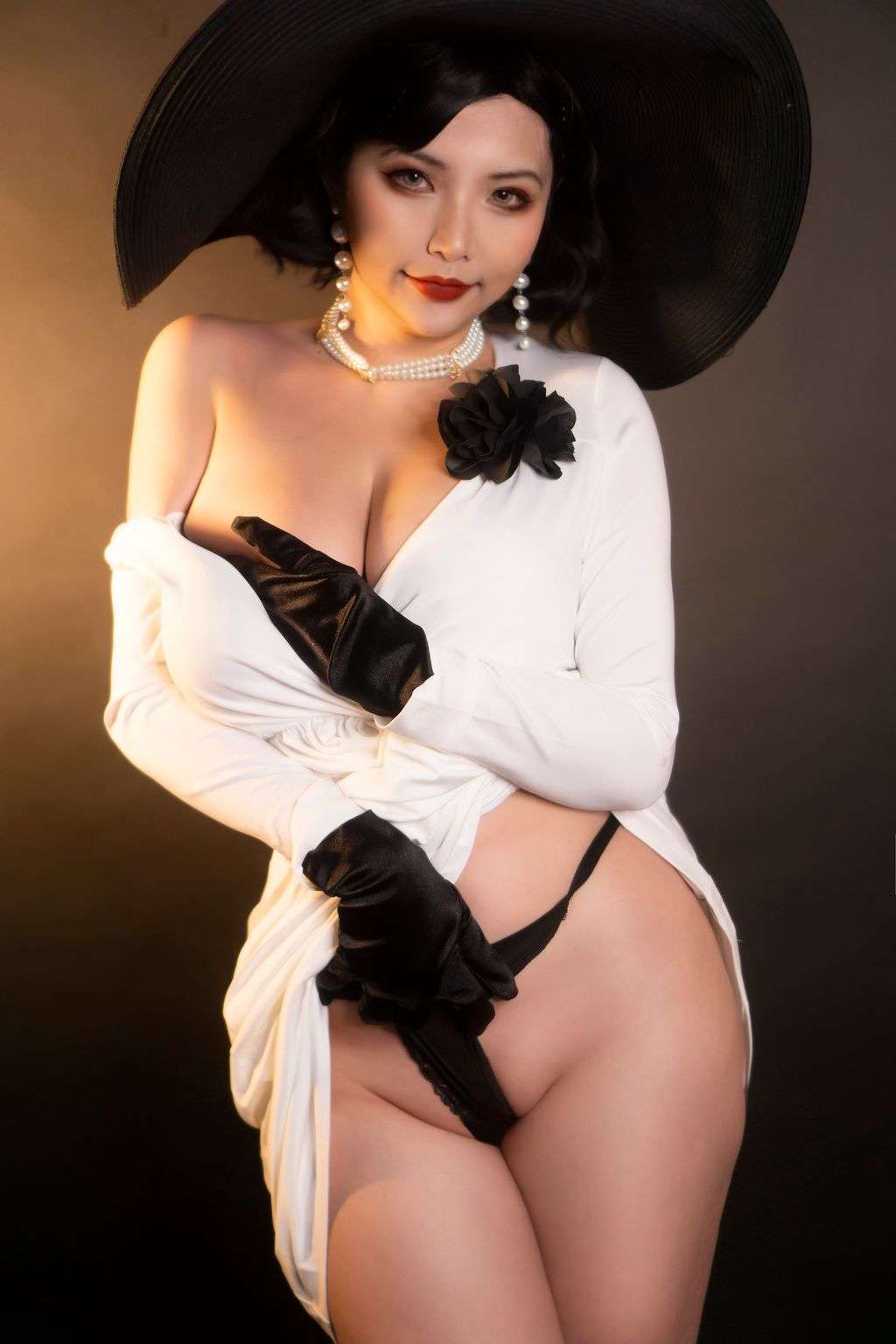 Coser@Hana Bunny： Lady Dimitrescu (Resident Evil) (17 photos)