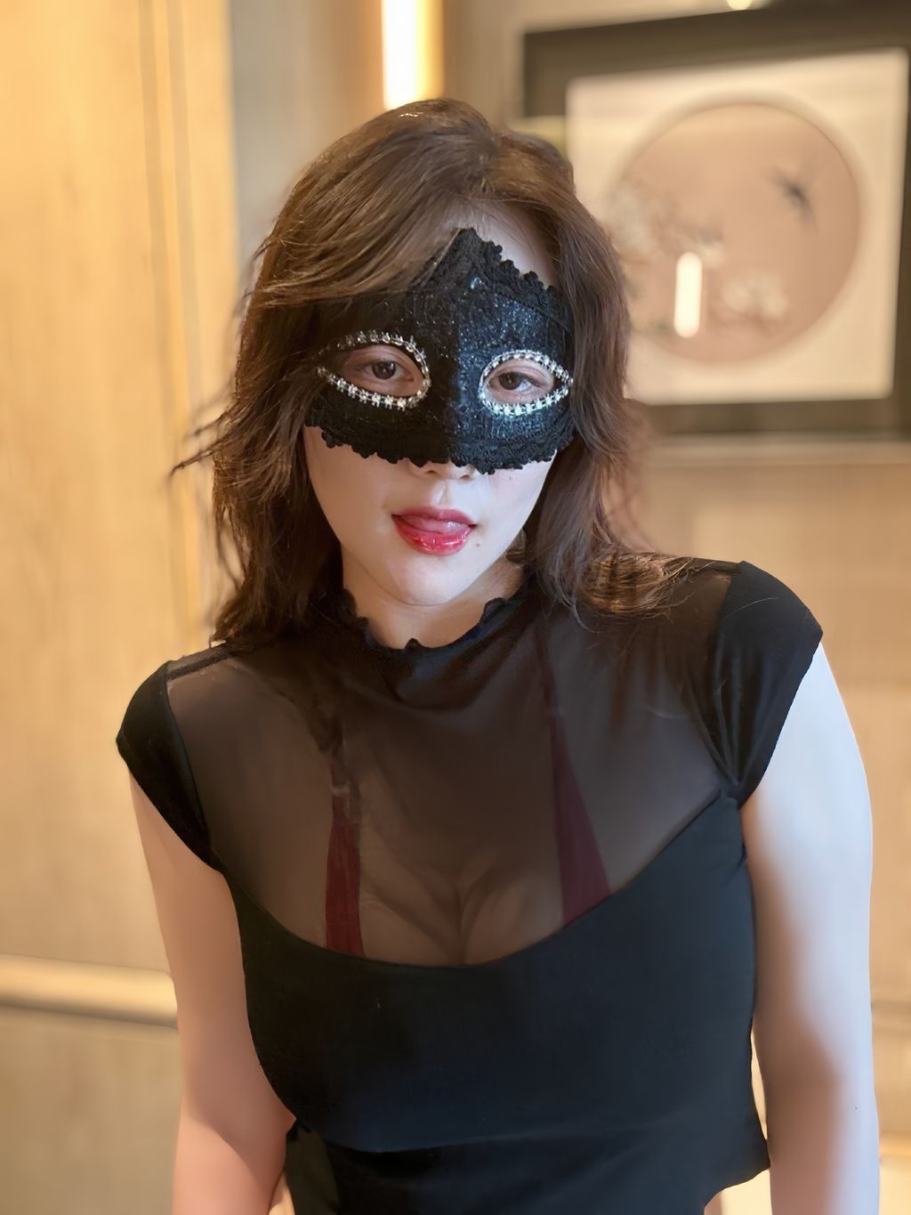 可可西yyy： 蒙面女侠红色包臀裙 (48 photos + 3 videos)   (