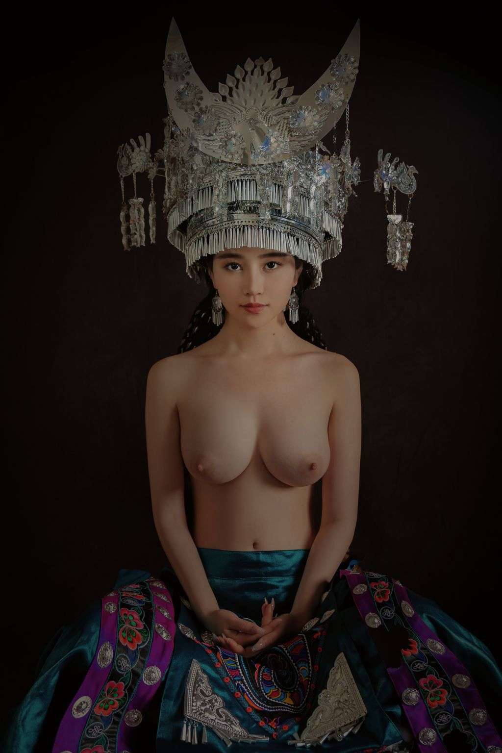 Coser@年年Nnian： 苗疆女孩 (50 photos)