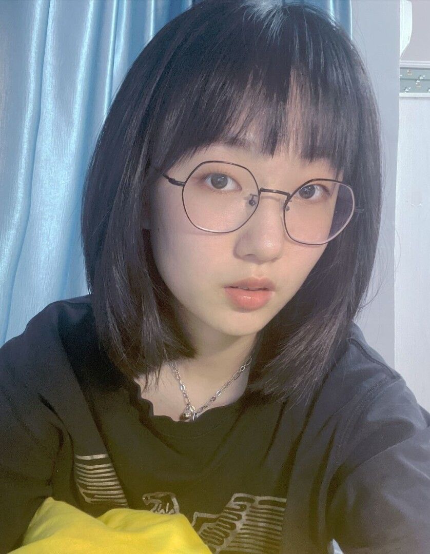 迷人的女人诱人地脱下衣服，，蜜桃般的曲线裸露着 Charming woman s