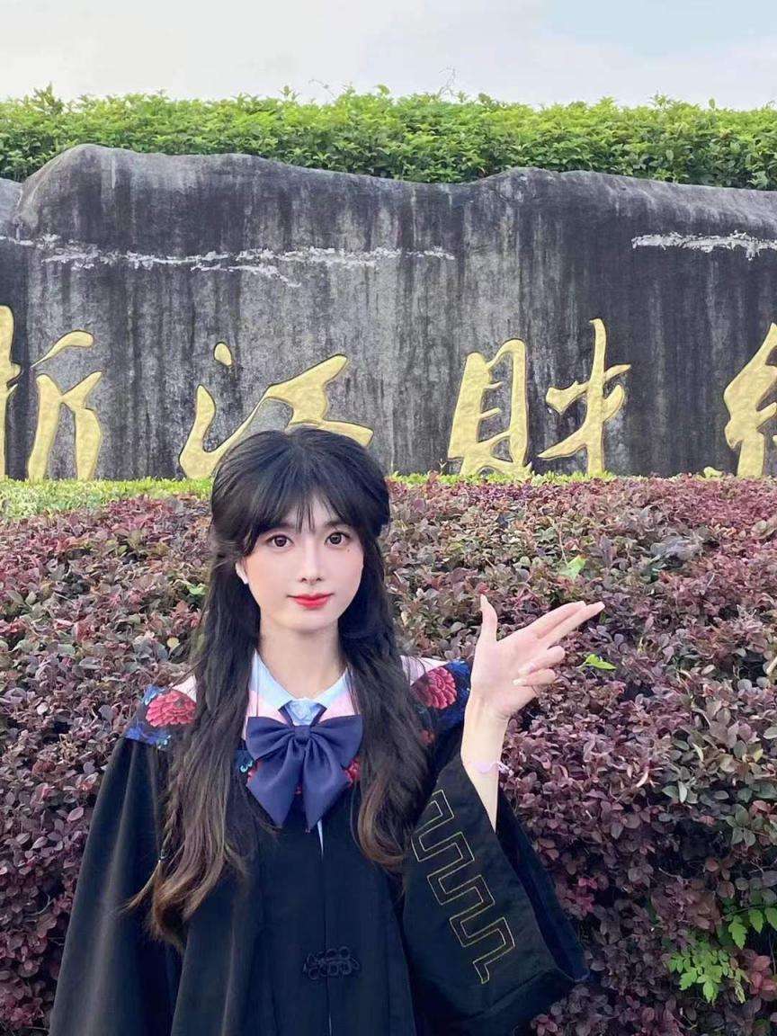 大学的高材生 top student in university