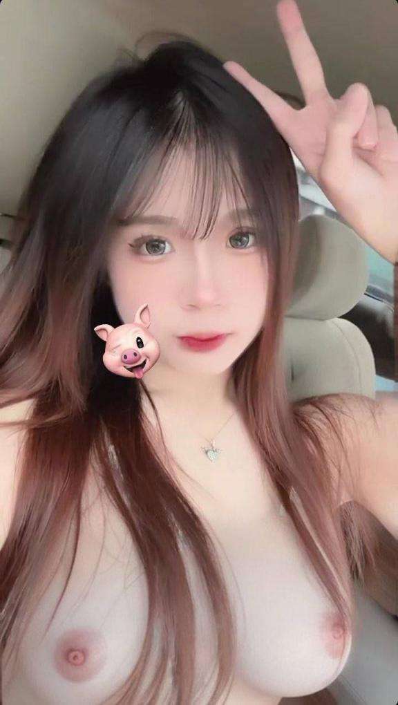 蓝飞机上网友老婆过生日拍的写真，奶子太诱惑了 Blue Airplane&rsquo;s photo taken on the birthday of netizen&rsquo;s wife, her breasts are so tempting