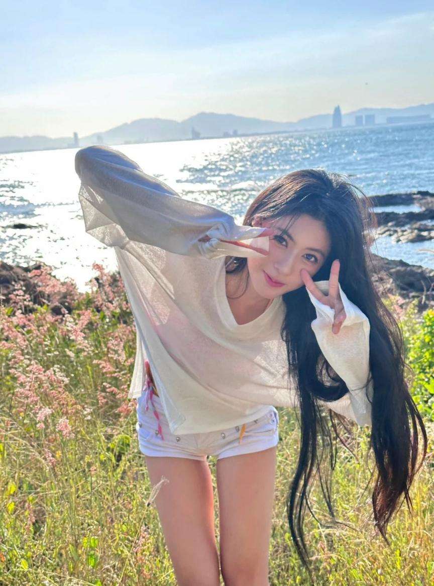 靓女十四海边写真阳光沙滩少女写真 Beautiful girl 14 seaside photoshoot Sunshine beach girl photoshoot