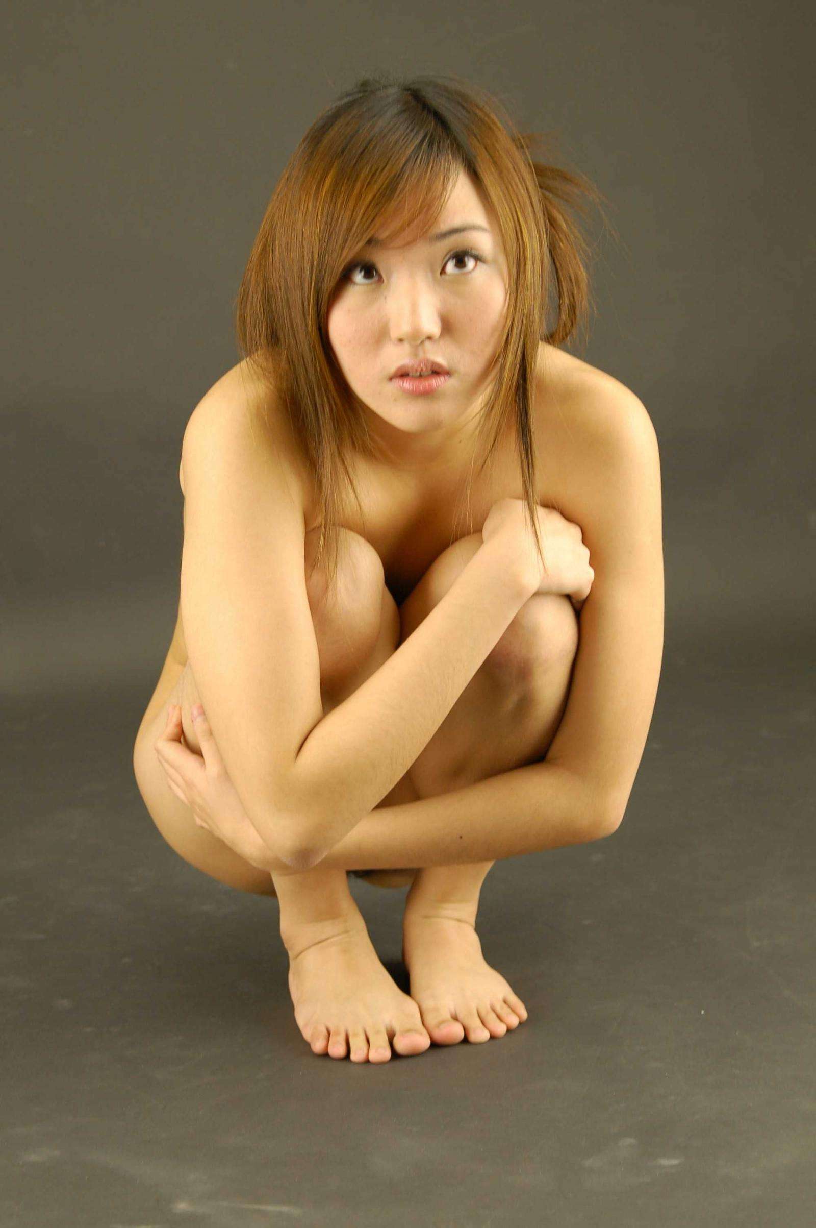 女孩的蜷缩姿态 girl curled up posture