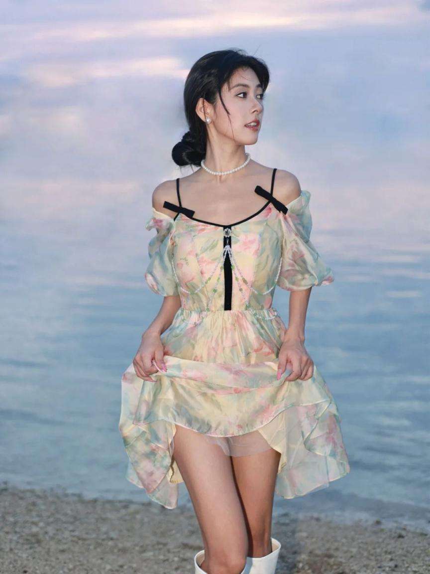 十七岁靓女海边写真青春活力四射迷人风姿 Seventeenyearold beautiful girl takes photos at the beach, full of youthful vitality and charming style