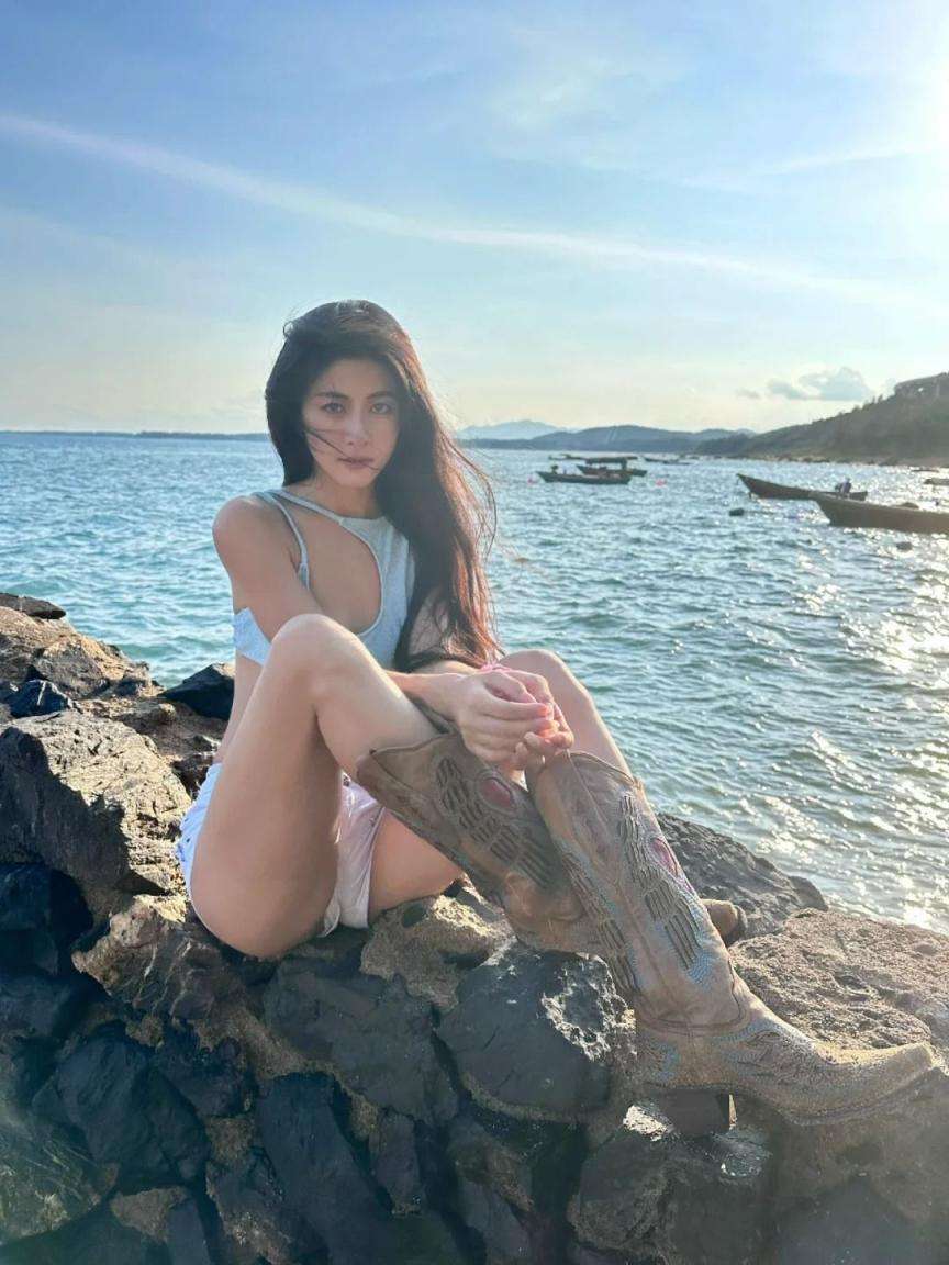 十八岁靓女海边写真 Photos of eighteenyearold beautiful girl at the beach