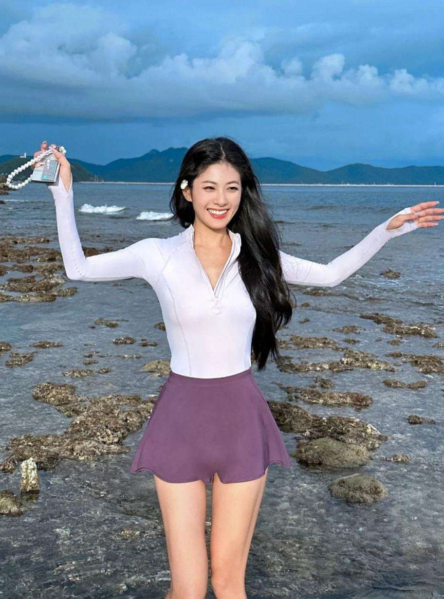 十九岁靓女海边写真青春活力四射 Nineteenth year old beautiful woman seaside photo youthful vitality four shots