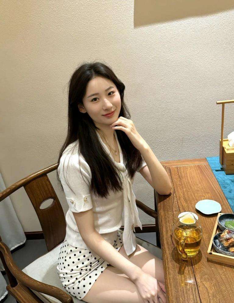 南方小镇女孩小雨的茶室午后 The tea room of the girl Xiaoyu in the southern town in the southern town