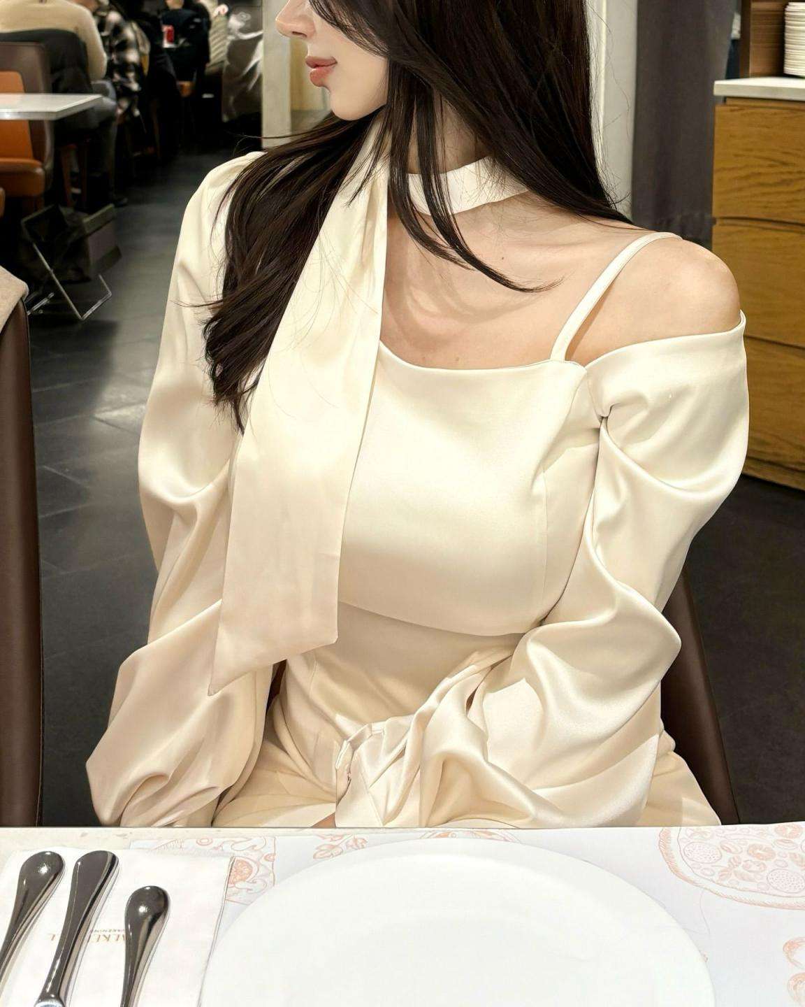 米色丝绸长裙少妇午后餐厅 Young Woman in Beige Silk Long Dress Afternoon Restaurant