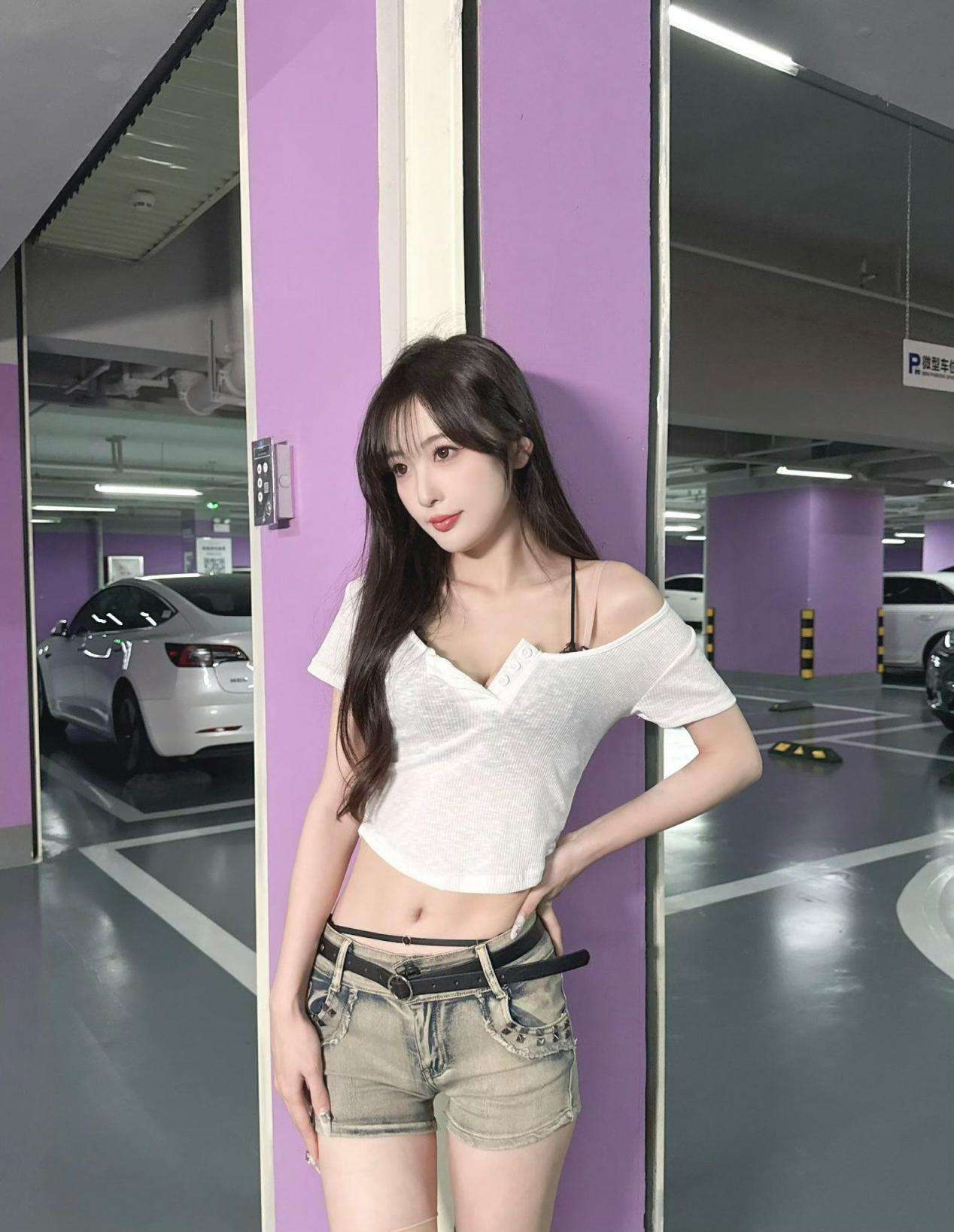 停车场里的都市丽人 Urban beauty in the parking lot