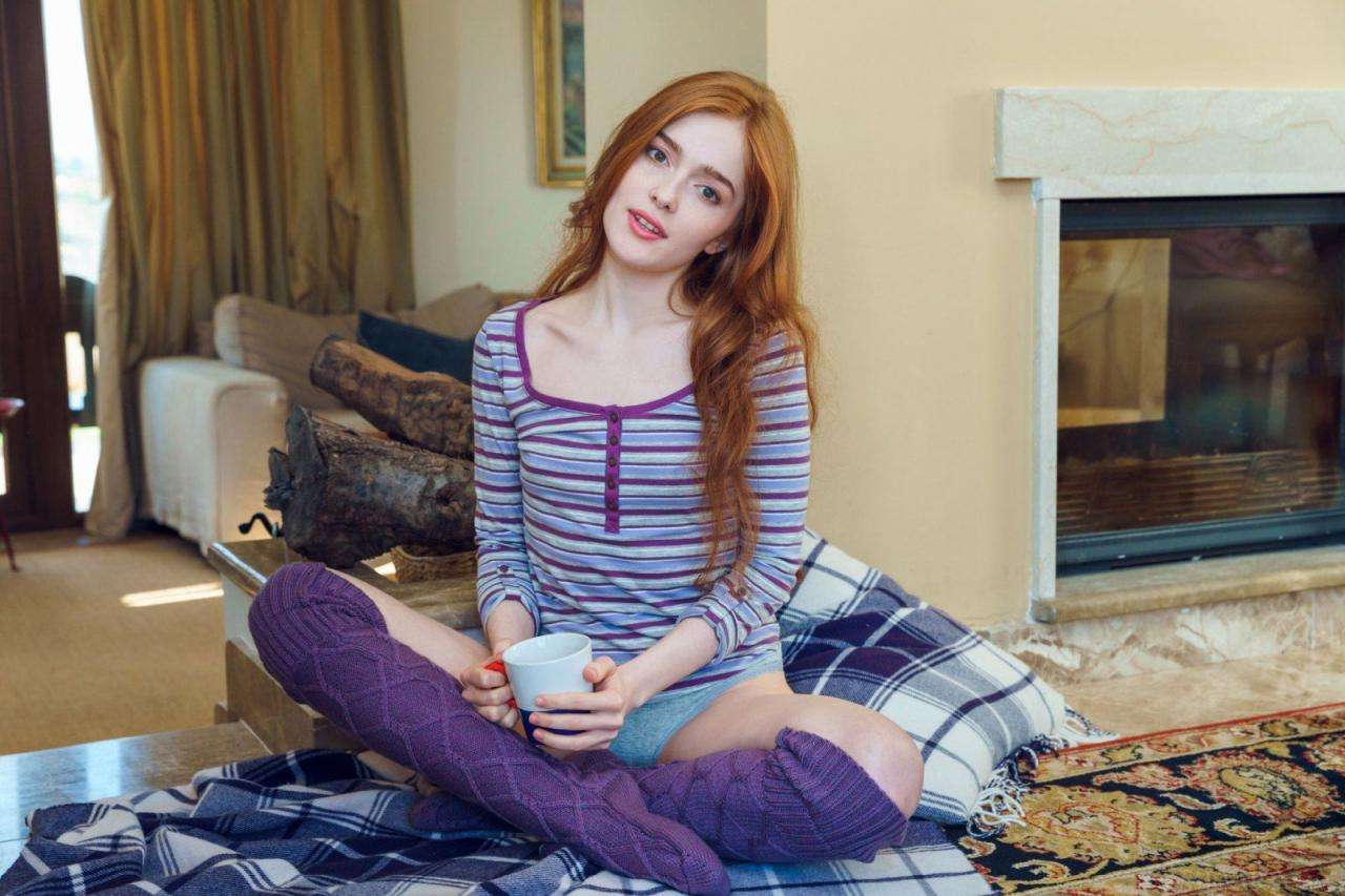 壁炉旁的红发佳人贾丽莎 Jia Lisha, a red haired beauty next to the fireplace