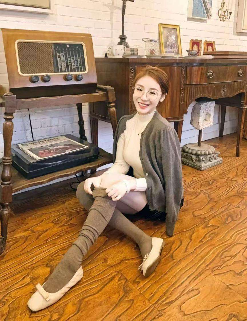 复古咖啡馆里的温柔女教师 The gentle female teacher in the retro cafe