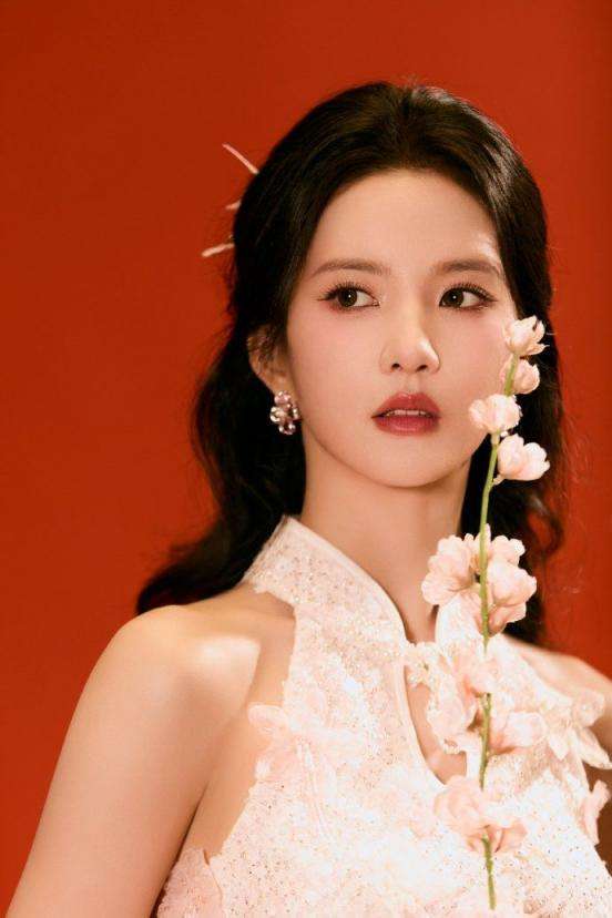 女明星写真红衣佳人妩媚动人 Female star photo red clothes are charming and moving