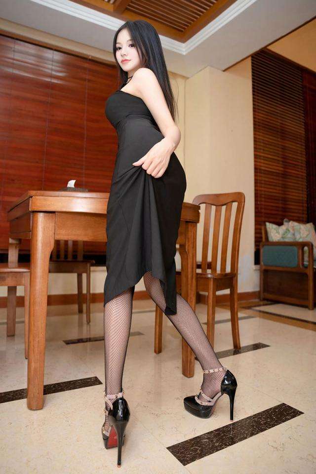 奶茹室内写真集展现曼妙身姿 Niru's indoor photo album shows graceful figure