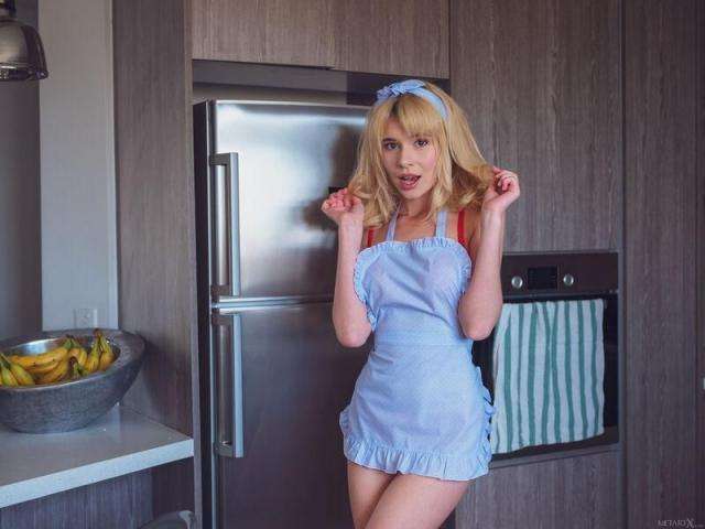 厨房里的金发女孩甜蜜诱惑 Blonde girl in the kitchen sweet temptation