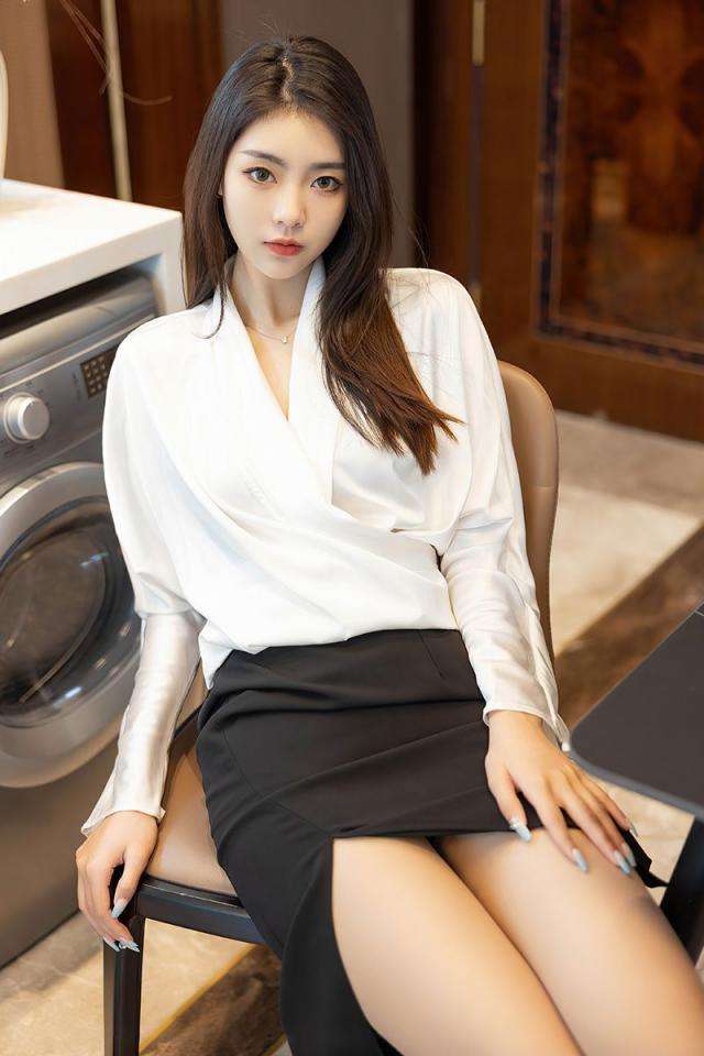 可乐的丝质衬衫和黑色短裙展现出优雅与性感 Coke's silk shirt and black skirt show elegance and sexiness