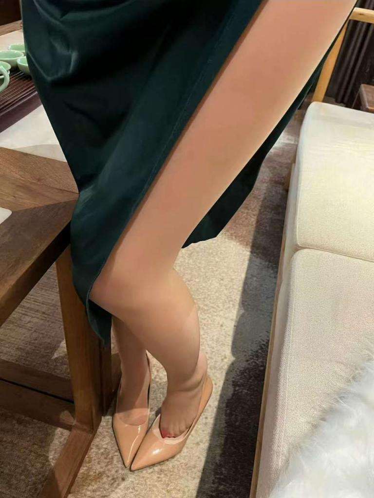 丝袜美腿午后时光 Beautiful stockings and legs in the afternoon