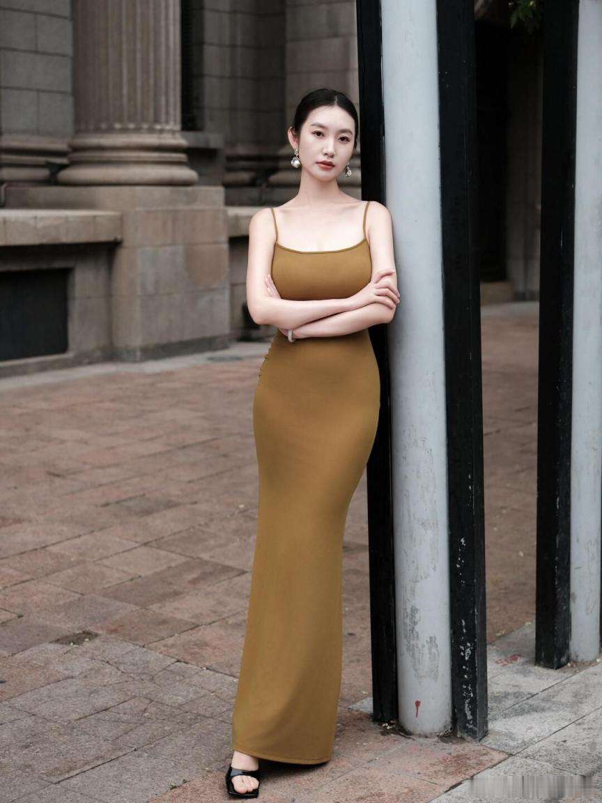 都市丽人优雅写真上海街头 Elegant photo of urban beauty on the streets of Shanghai