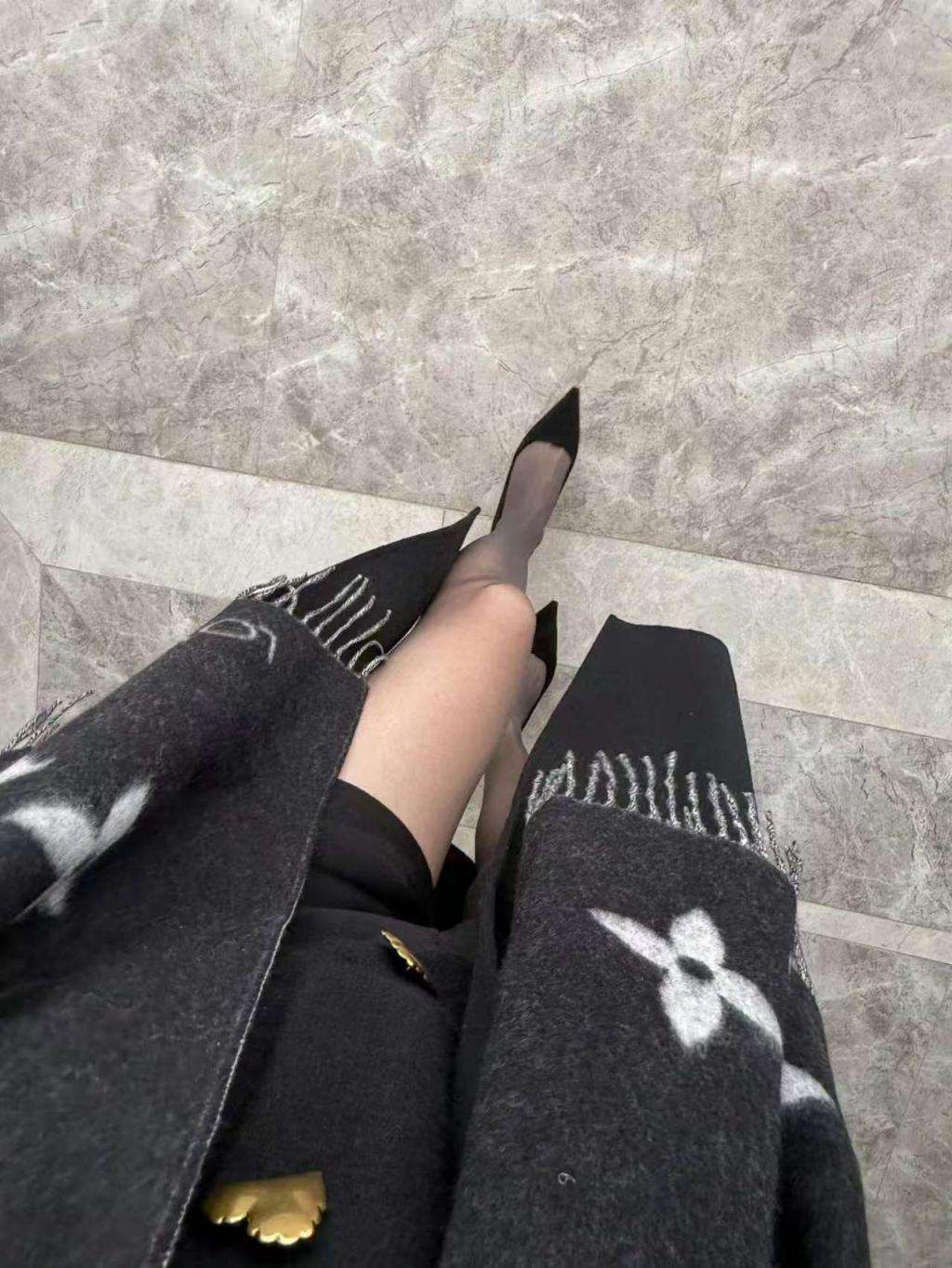 时尚优雅LV披肩搭配黑色丝袜高跟鞋 Fashionable and elegant LV shawl with black stockings and high heels
