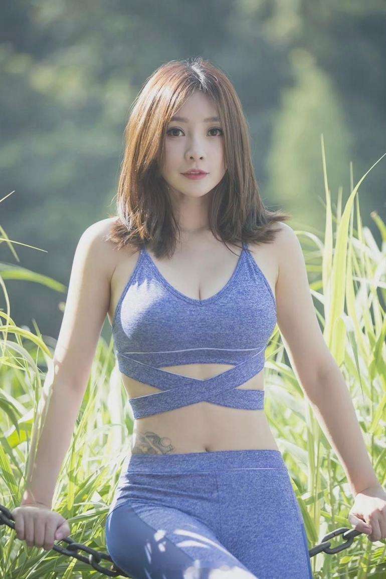 柳岩在山间进行运动训练展现完美身材 Liu Yan performs sports training in the mountains to show her perfect figure