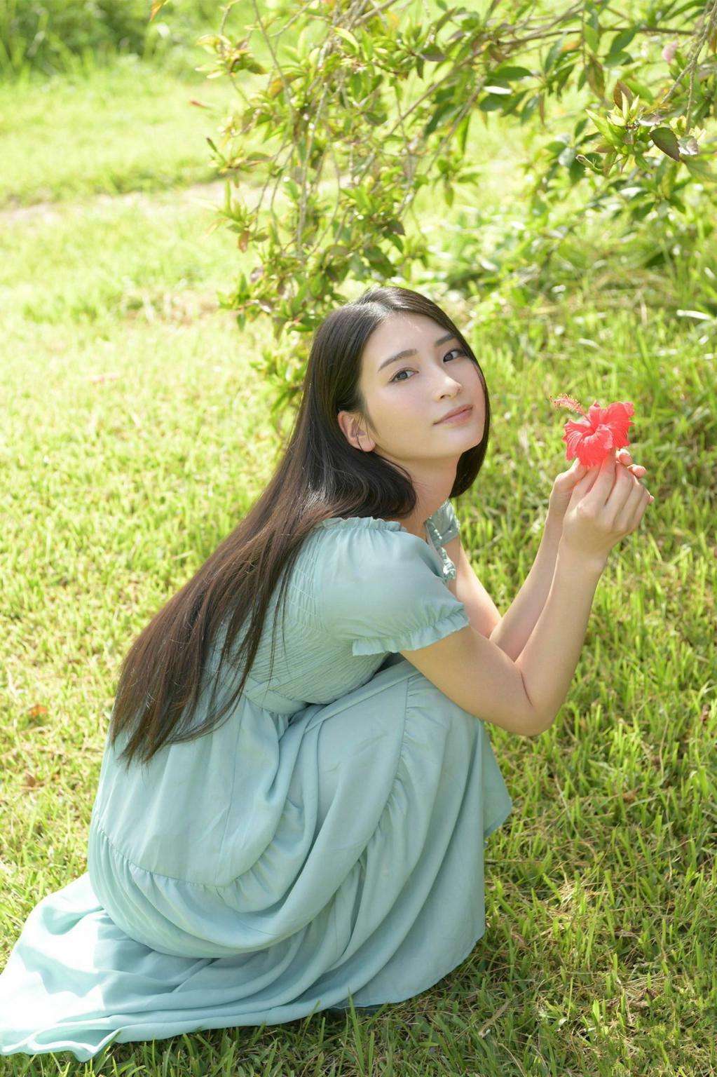 少女与木槿花春日邂逅 A girl meets hibiscus flower in spring