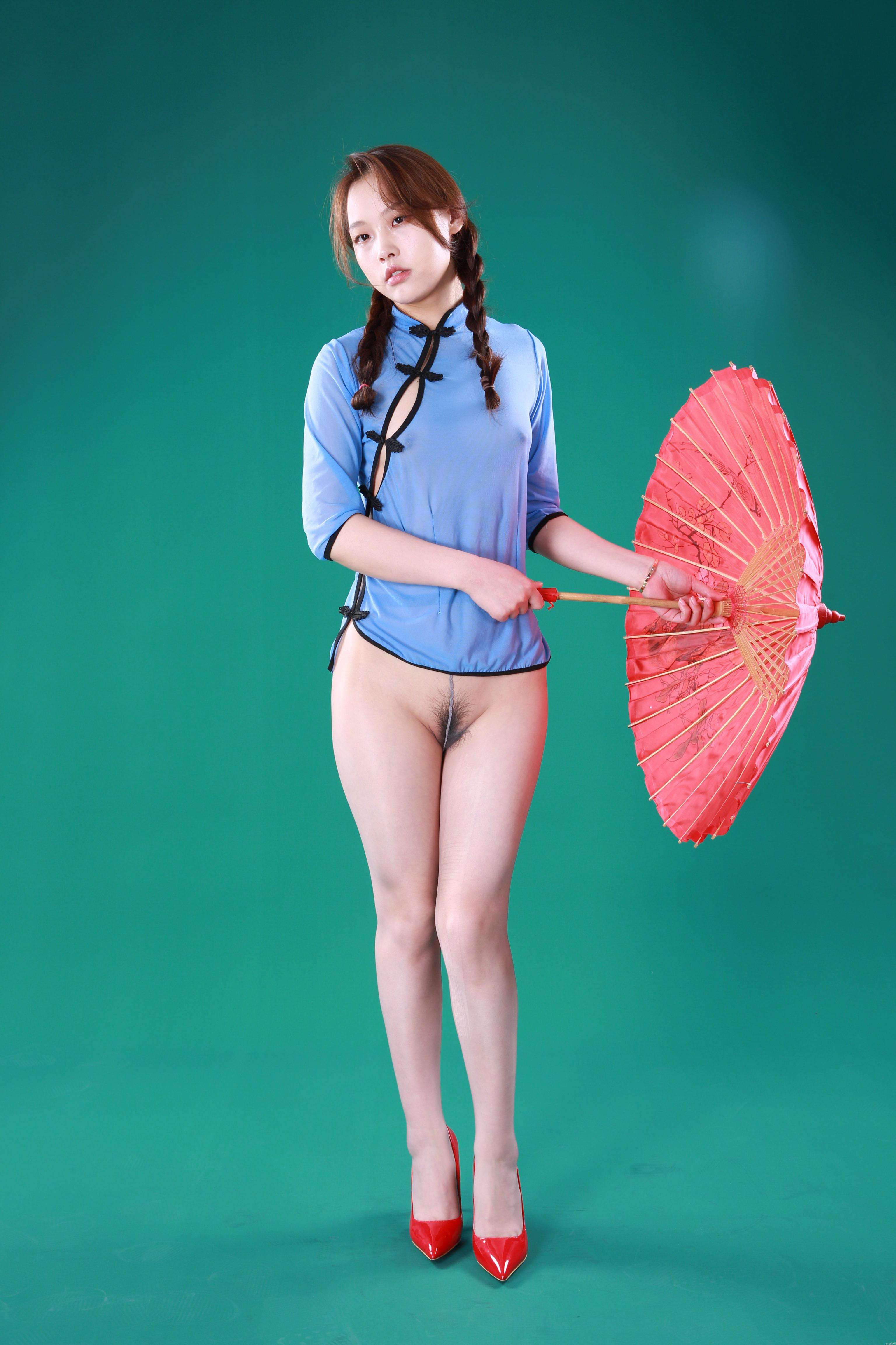 民国时期江南水乡的青葱少女怀抱油纸伞的写真 Photo of a young girl holding an oil paper umbrella in a water town in Jiangnan during the Republic of China