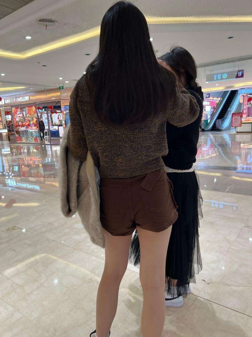 商场邂逅青春活力少女 Meet young and energetic girl in the mall