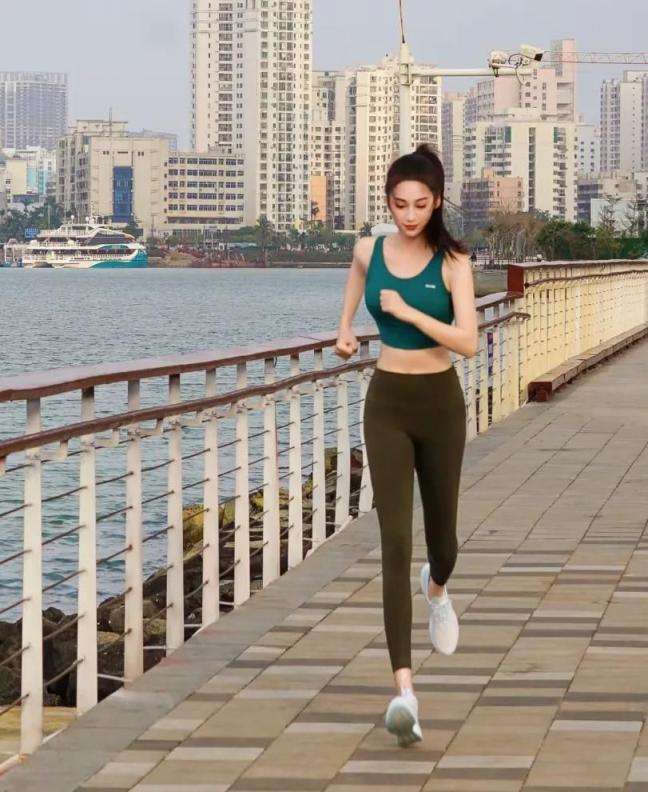 海滨城市晨跑活力女孩青春动感魅力四射 The vibrant girl in the seaside city morning jogging youthful dynamic charming