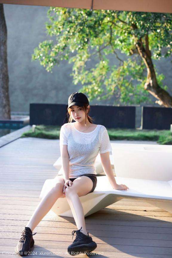 养乐多Doll户外写真集绝美少女姿态展现曼妙曲线 Yakka Doll outdoor photo album beautiful girl's posture shows graceful curves