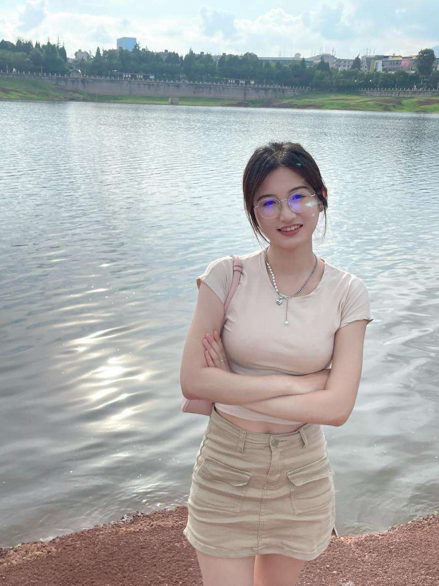 城市女孩小雨的湖边写真 Photograph of a city girl by the lake with a rain
