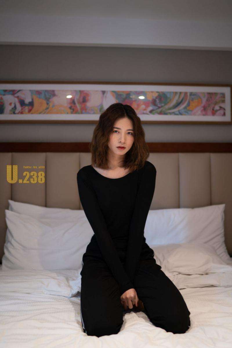 酒店房间里的女孩 Girl in hotel room