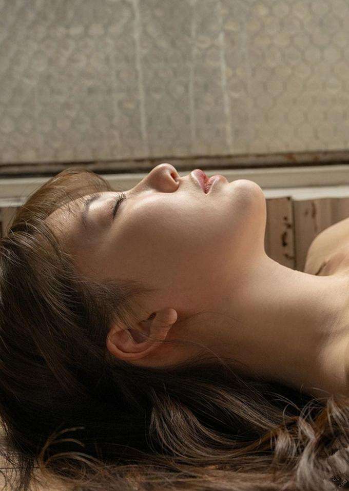 午后阳光下的沉睡女孩 Sleeping girl in the afternoon sun