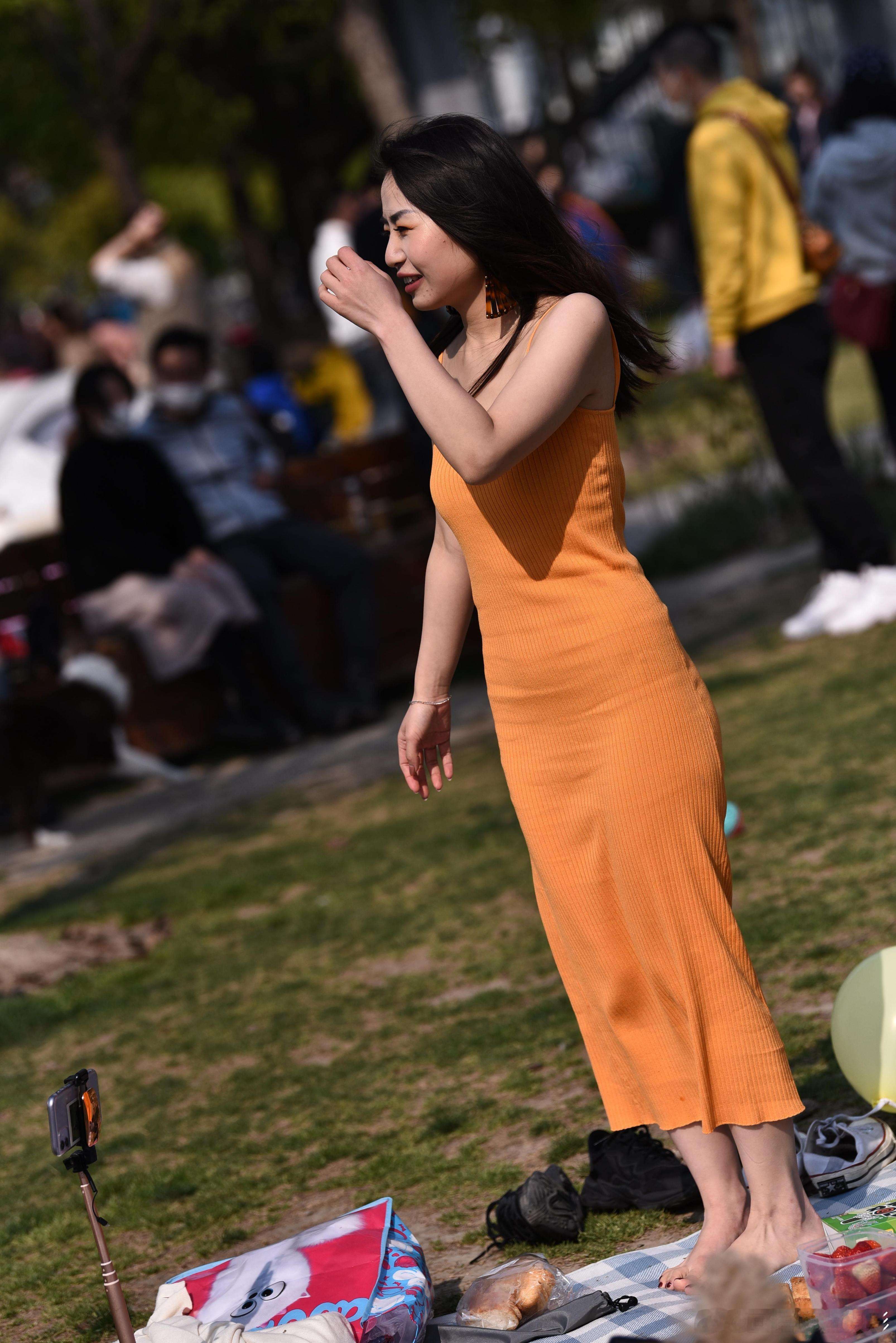 海滨城市午后阳光下迷人女子的惬意时光 Cozy time for a charming woman in the afternoon sun in the coastal city