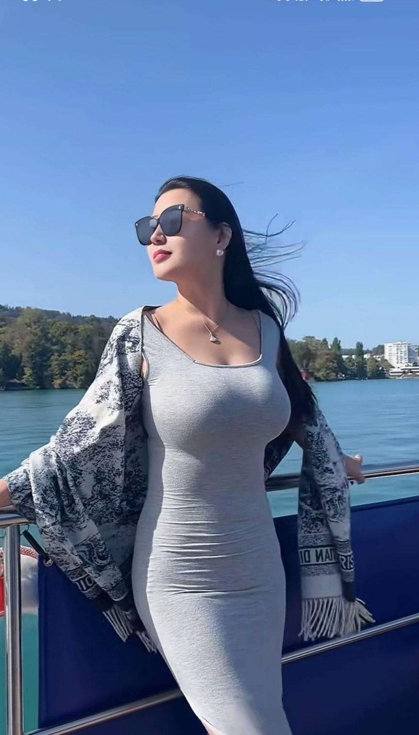 丽江湖畔女子写真优雅气质迷人身姿 A woman's photo by the lakeside of Lijiang Lake is elegant and charming