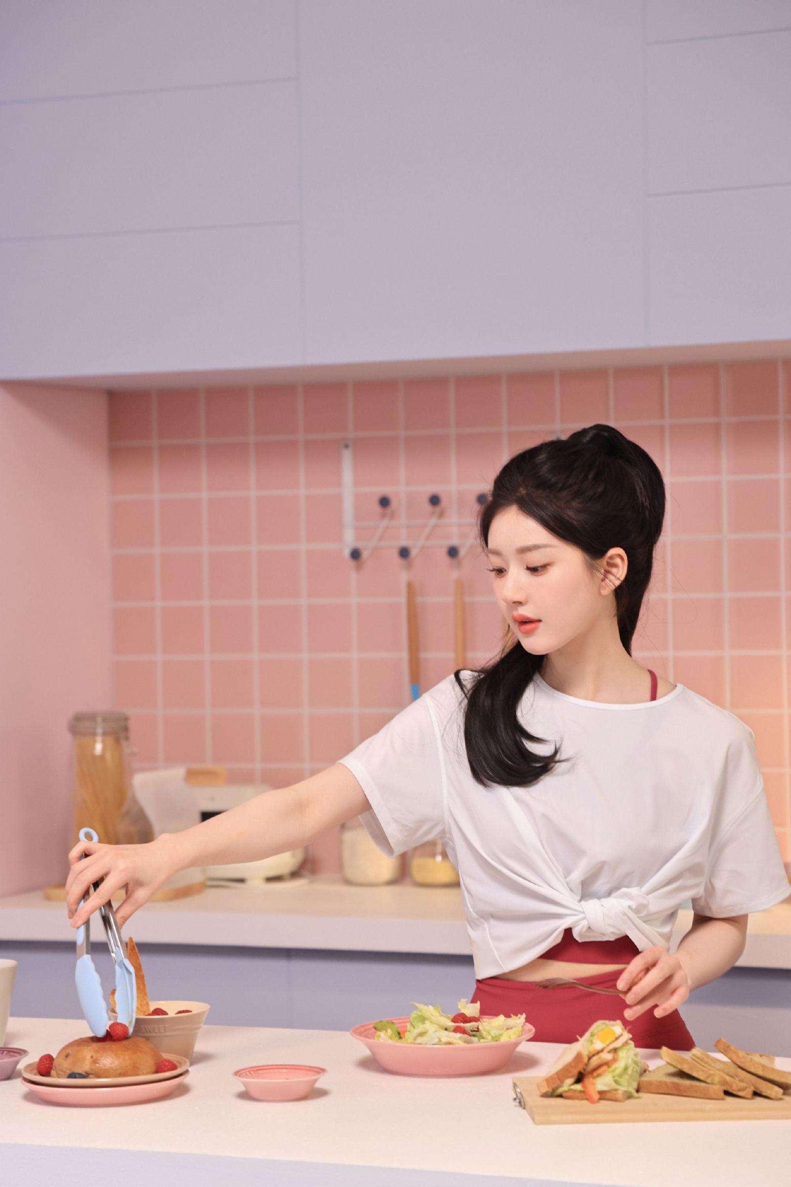 甜美女孩厨房时光美好的一天 Sweet girl in the kitchen time beautiful day