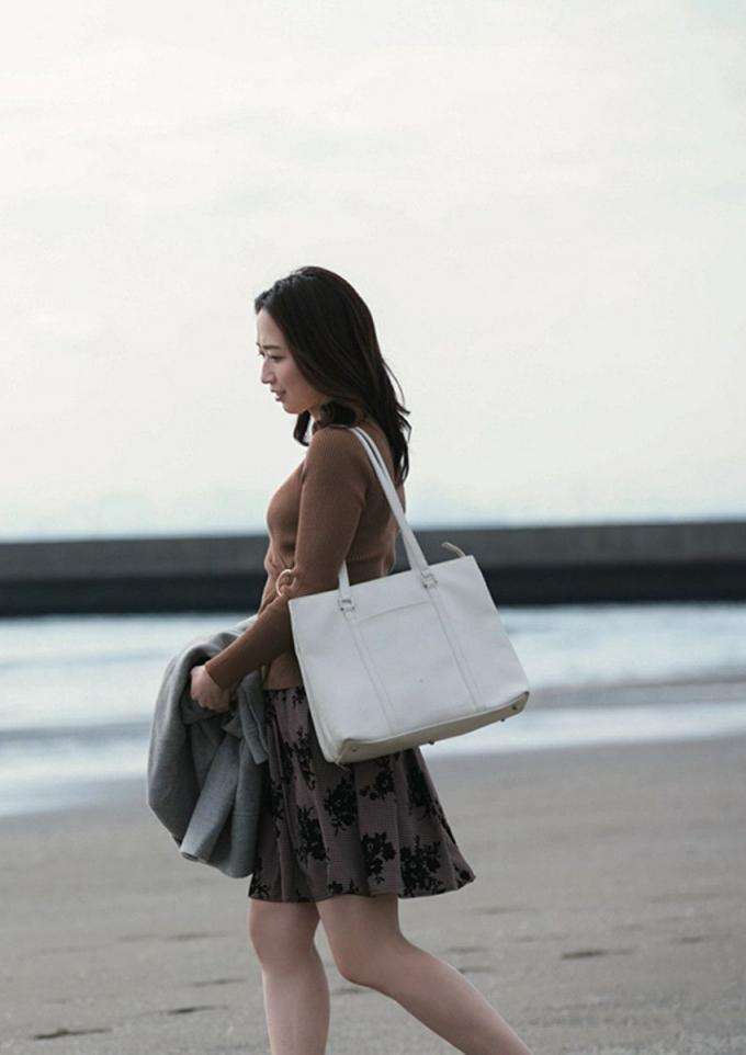 绵绕天涯小雪的海边独行 Walk alone by the sea with light snow around the world