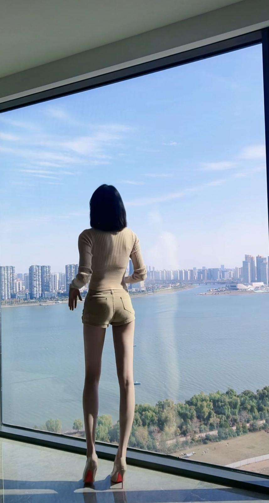 都市丽人江城远眺 The beautiful city of the city