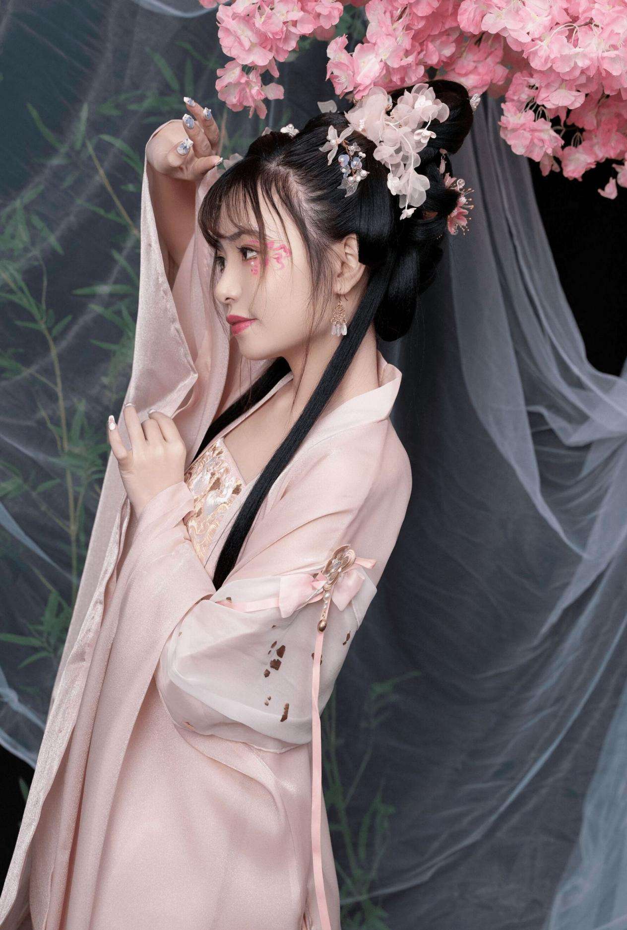 春日樱花树下古典美人写真集 Classical beauty photo album under the cherry blossom tree in spring