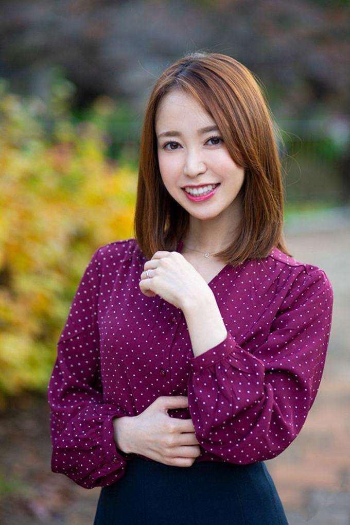 秋日暖阳下的温柔女子 A gentle woman under the warm autumn sun