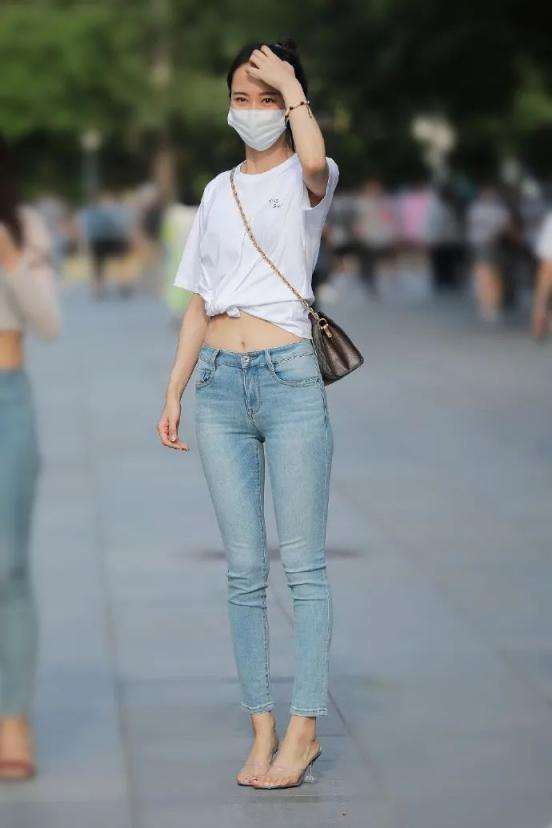 街拍女孩夏日牛仔裤装扮 Street photo girl in summer jeans dress