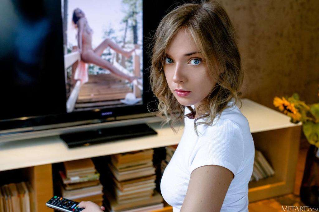 Oxana在午后阳光下的慵懒时光 Oxana's lazy time in the afternoon sun