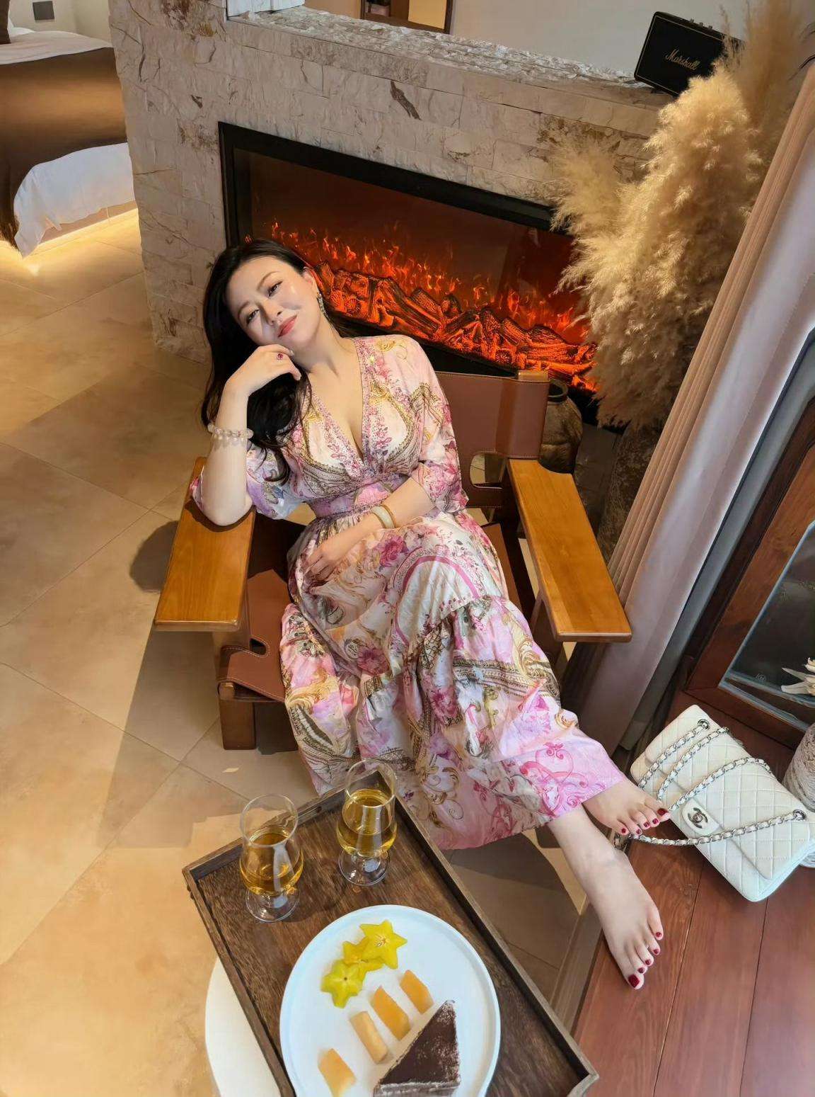 成熟女子异国酒店午后休闲时光 Mature woman's afternoon leisure time in an exotic hotel