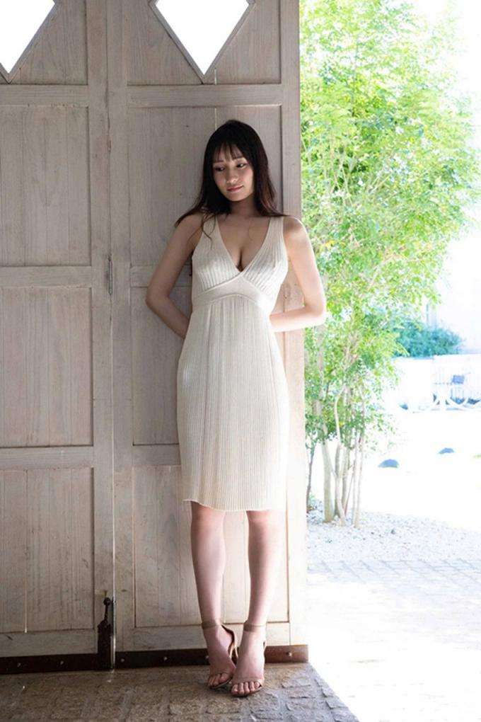 少妇午后阳光下的温柔等待 Young woman's gentle wait in the afternoon sun