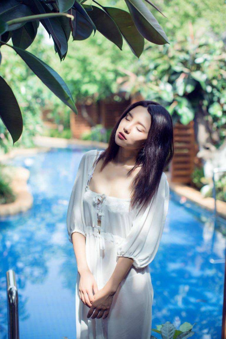 泳池边的女孩午后时光 Girl by the pool afternoon