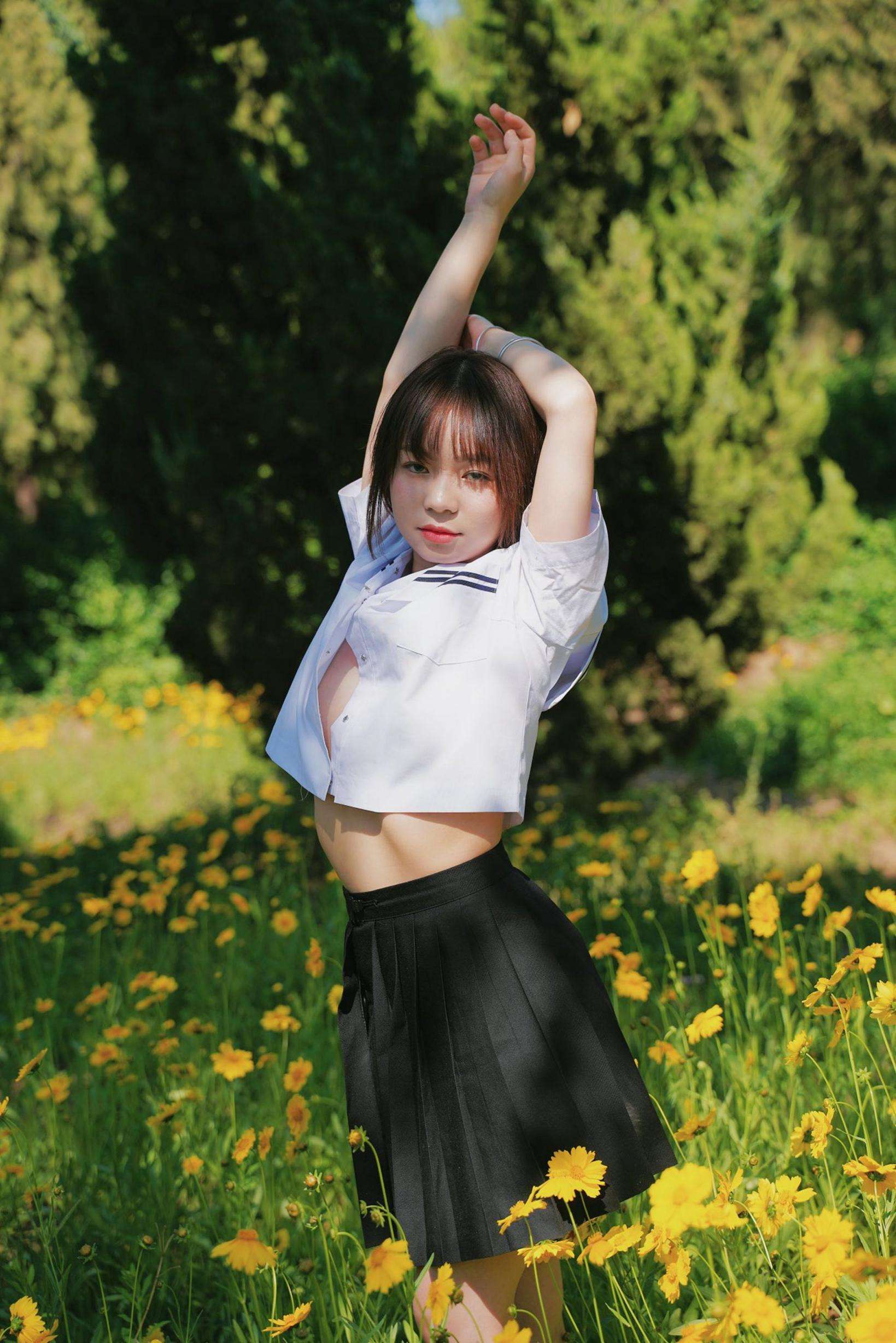 金黄花海中的盛夏少女 A midsummer girl in the sea of ​​golden flowers