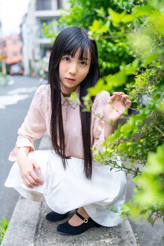 春日少女与绿叶的邂逅 The encounter between a spring girl and a green leaf