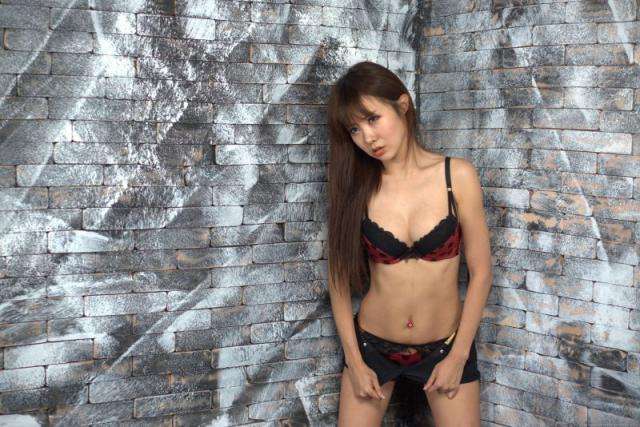 都市迷情墙角佳人 A beautiful woman in the city