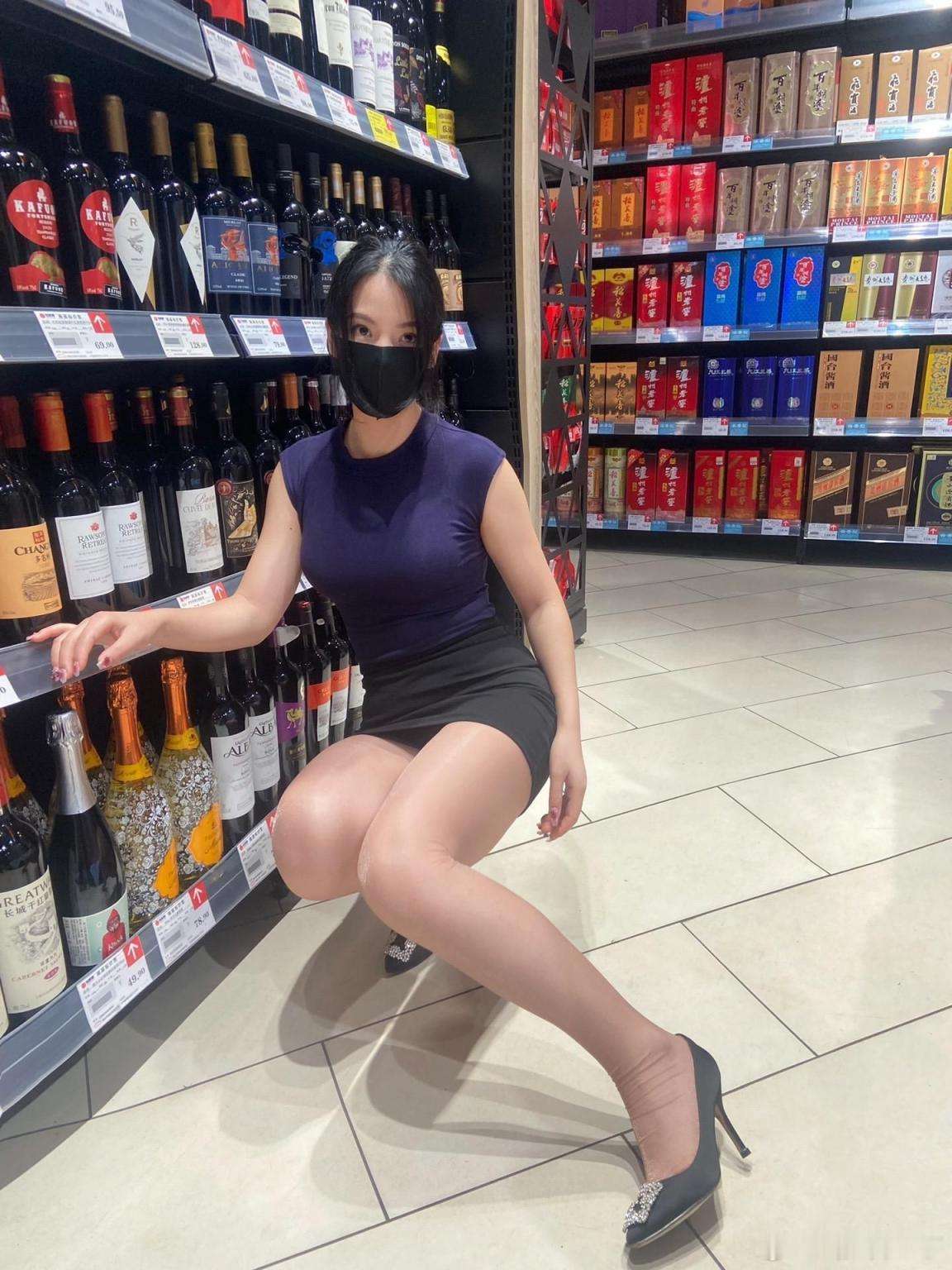 超市酒架边的女孩 Girl beside the wine rack in the supermarket
